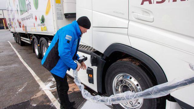 Norges tyngste elektriske lastebil går nå i kommersiell rute – regner én times ladetid