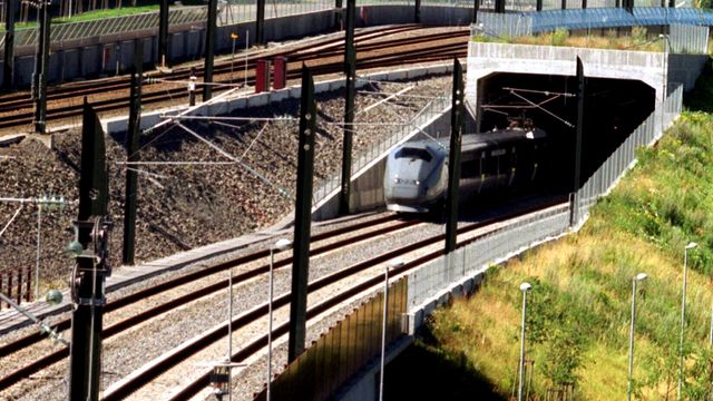 Tog med flere hundre passasjerer står fast i tunell – uten strøm