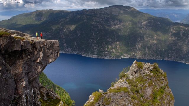 Avlyser anbud i Hjelmeland fordi Lyse Fiber var i gang med bredbånd i området