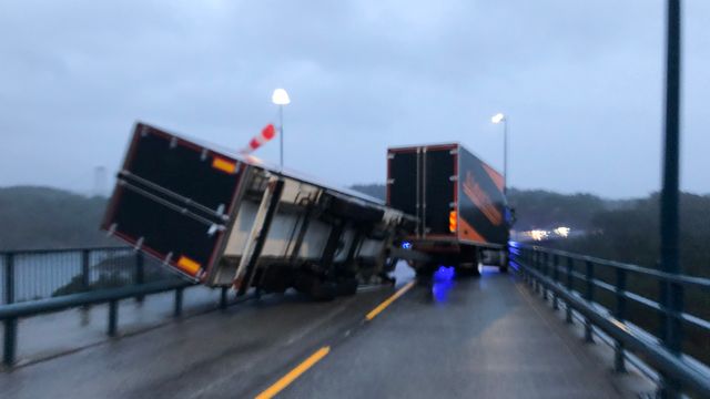 Trailerhenger veltet over personbil på bru