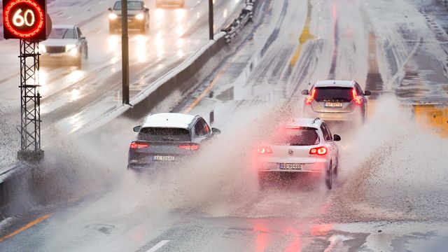 Mange stengte veier på grunn av uvær og overvann