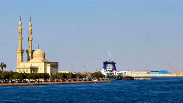 Lasteskip gikk på grunn i Suezkanalen