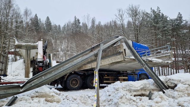 Rev ned gangbru på E16 med kran: Brutypen bygges ikke lenger i Norge