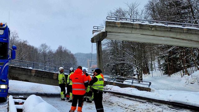 Kran på lastebil rev ned gangbru