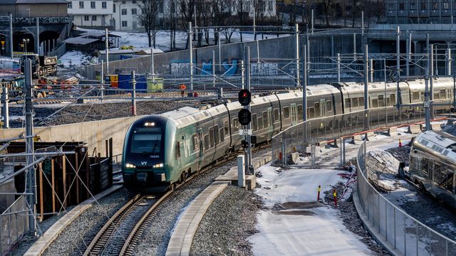 Etter flere forsinkelser: Nå er testkjøringen på Follobanen i gang