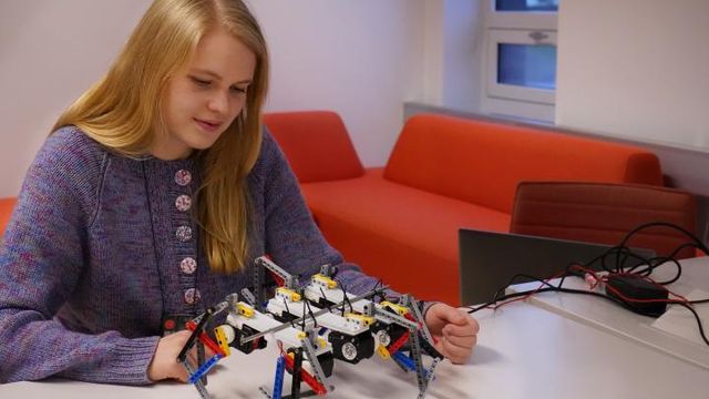 Emma bygger legoroboter for å forbedre evolusjonen