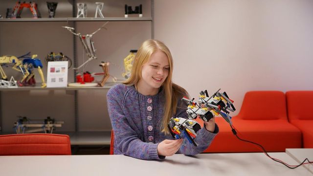 Emma bygger legoroboter for å forbedre evolusjonen