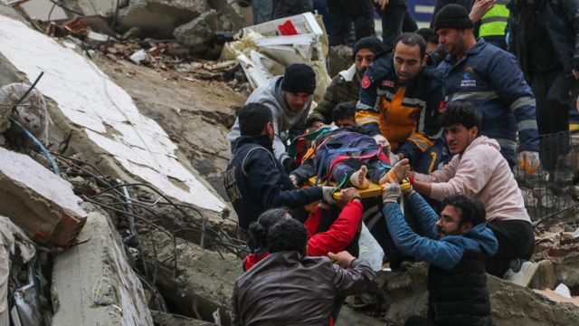 Minst 5000 døde etter jordskjelvet i Tyrkia og Syria