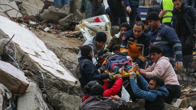 Minst 5000 døde etter jordskjelvet i Tyrkia og Syria