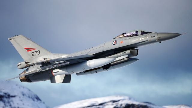 Forsvarsekspert mener Norge bør sende F-16-fly til Ukraina