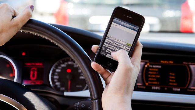 Politiet mener reglene for bruk av mobiltelefon i bil er utdaterte