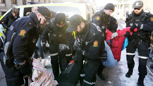 Politiet bærer bort demonstranter fra Finansdepartementet