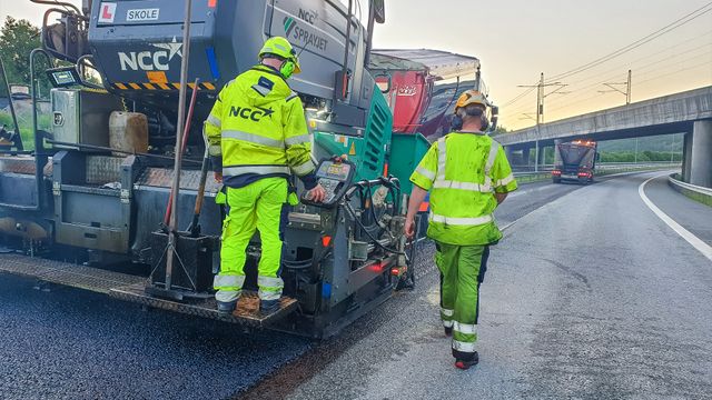 NCC kan ta to asfaltkontrakter i sørlige Norge, og Peab og Velde hver sin