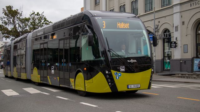 Trondheim vil teste ut trådløs lading av busser i trafikk