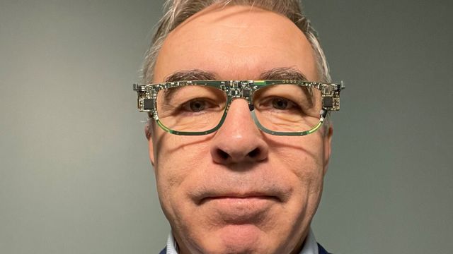 Utvikler briller som kan erstatte høreapparat. Nå investerer Cochlear