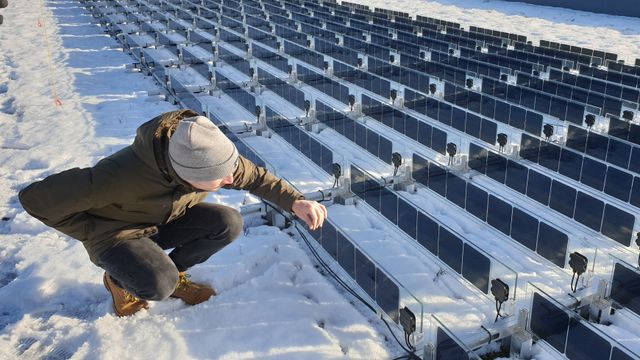 Overrasket over hvor raskt snøen smelter rundt solcellene