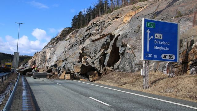 Store steinblokker på E18 ved Lillesand: Veien vil være stengt i flere dager