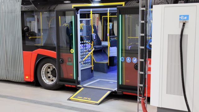Første dag med 183 nye elbusser i Oslo. Tekniske problemer førte til full stans for én av dem