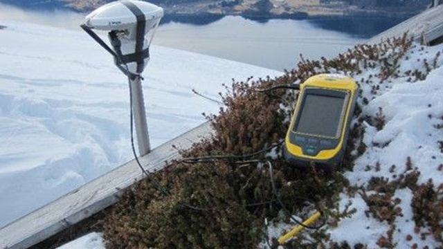 Ny teknologi skal styrke sikkerheten i luftrommet: Denne antennen ser ned i fjorder og dalfører