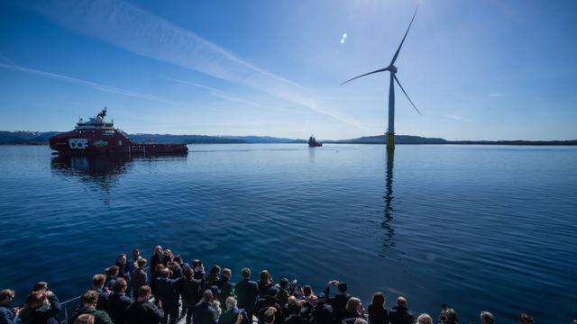 Verdens største flytende havvindpark er straks fortøyd og klar