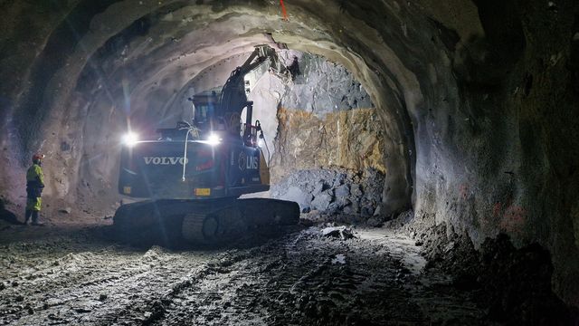 Har satt inn hydraulisk fres med diamanttenner for å frese bort de løse massene i Bergåstunnelen