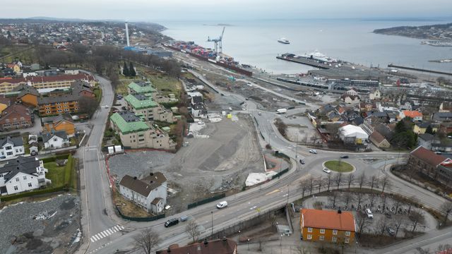 Venter setningsskader under jernbanebygging i Moss: Tilbyr seg å kjøpe ut 25 år gamle terrasseblokker