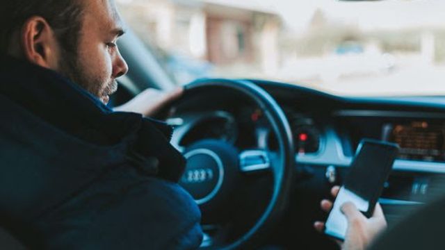 Nordmenn i bilkø kikker på mobilen og irriterer seg over andres mobilbruk