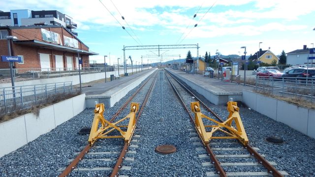 Spikkestadbanen var stengt etter at stein falt ned i togsporet i Asker