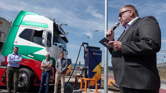 Åpnet landets største offentlige ladestasjon for tungtransport