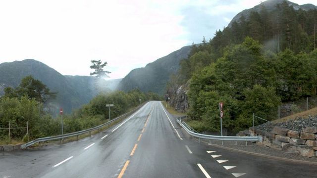 9000 meter rekkverk langs Åkrafjorden skiftes ut