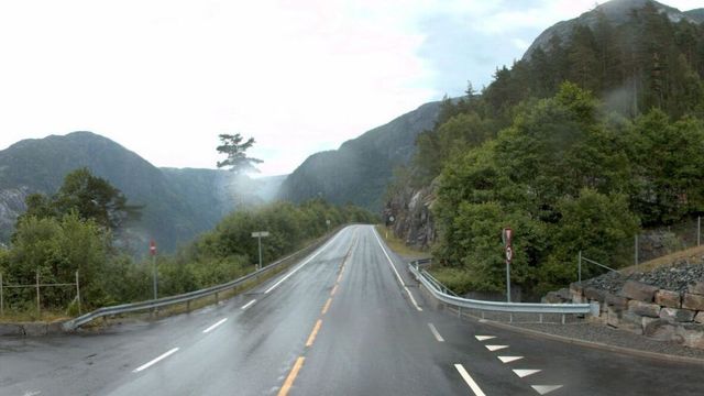 9000 meter rekkverk langs Åkrafjorden skiftes ut