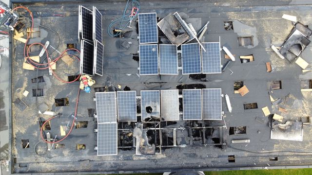 Storebrand mener solcelleanlegg på taket utløste brann - krever 15 millioner tilbake