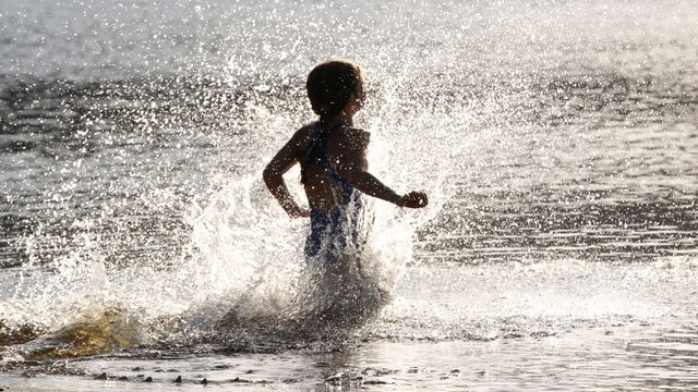 Kjemikaliemangel truer badesesongen i Sverige