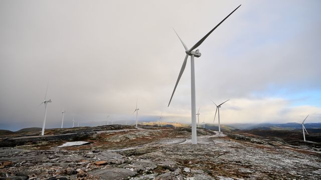 Aksjonister blokkerer veiene inn til Roan vindkraftverk på Fosen