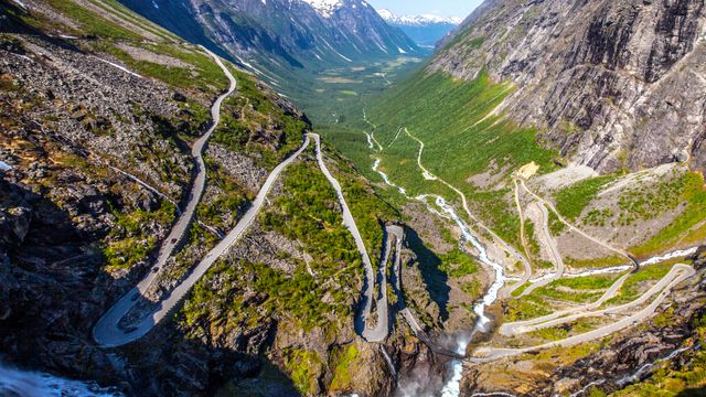 Trollstigen var stengt – flere kjøretøy står fast i svingene