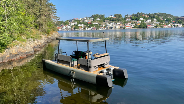 Denne el-campingbåten drives av solceller