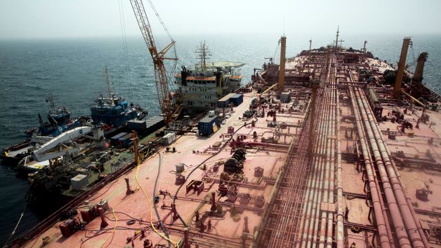 FN pumper olje ut av oljetanker ved Jemen for å hindre miljøkatastrofe