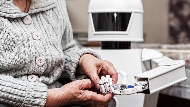 Vurderer om roboter kan sikre helsehjelp til eldre