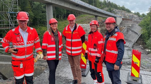 Slik gikk det da den gamle E16-brua over  Isielva ble sprengt