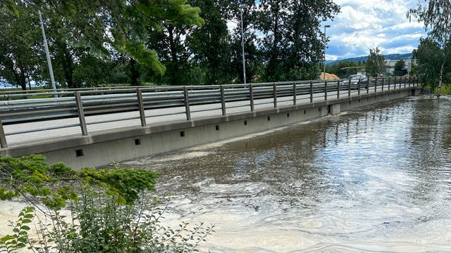 Flomtoppen nådd flere steder, men vannstanden holder seg i dagevis