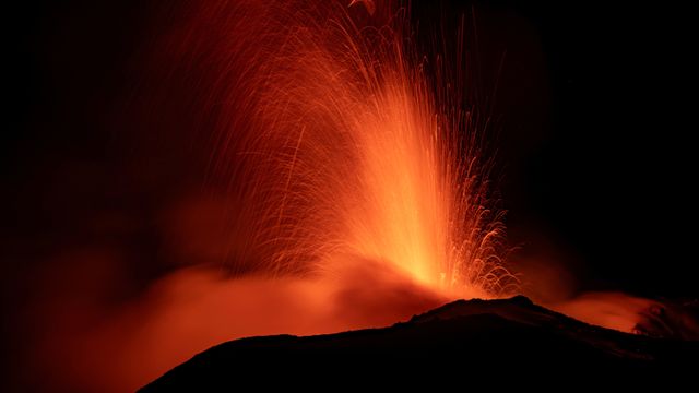 Vulkanutbrudd stenger flyplass på Sicilia