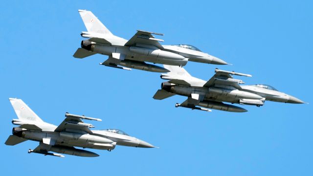 Ukraina sier de venter forgjeves på F-16-fly