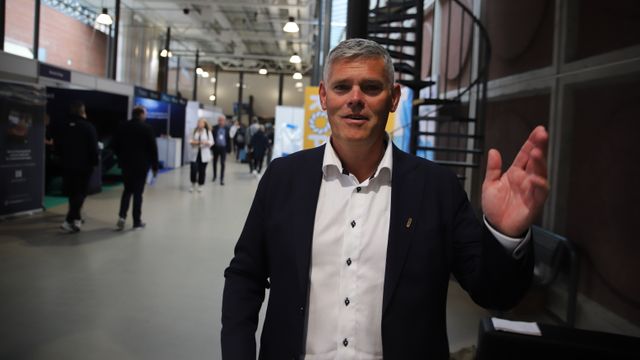 Salmar-sjef tror det blir vanskelig å nå målet om oppdrett til havs innen 2030