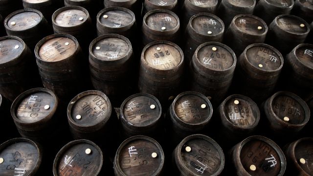 Frankrike og EU vil bruke 200 millioner euro på å destruere vin