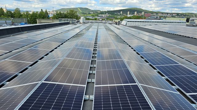 Prisen på solceller har falt over 30 prosent så langt i år