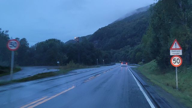 Setter ned hastighet over bruer på grunn av problemer med rekkverk