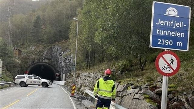 Jernfjelltunnelen på E39 mellom Gulen og Masfjorden åpnet for kolonnekjøring etter bilbrannen