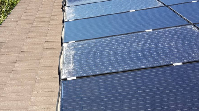 Solcellepaneler ble tatt av vinden: – Skremmende mye dårlig håndverk