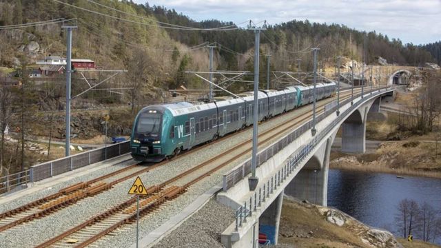 Tog har kjørt inn i lastebil – Lokfører ble varslet om lastebilen før toget traff