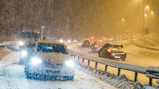 Advarer bilister: Opptil én meter snø på Sør- og Østlandet